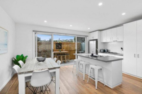 CASA EMEC- PETS WELCOME luxury, aircon, walk to the shops and beach! Outdoor shower and garage parking, Ocean Grove